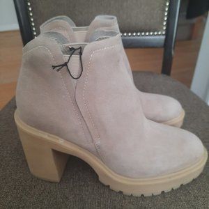 NWOT Dolce Vita Cashe Waterproof Bootie in Dune Suede H2O, Size 7